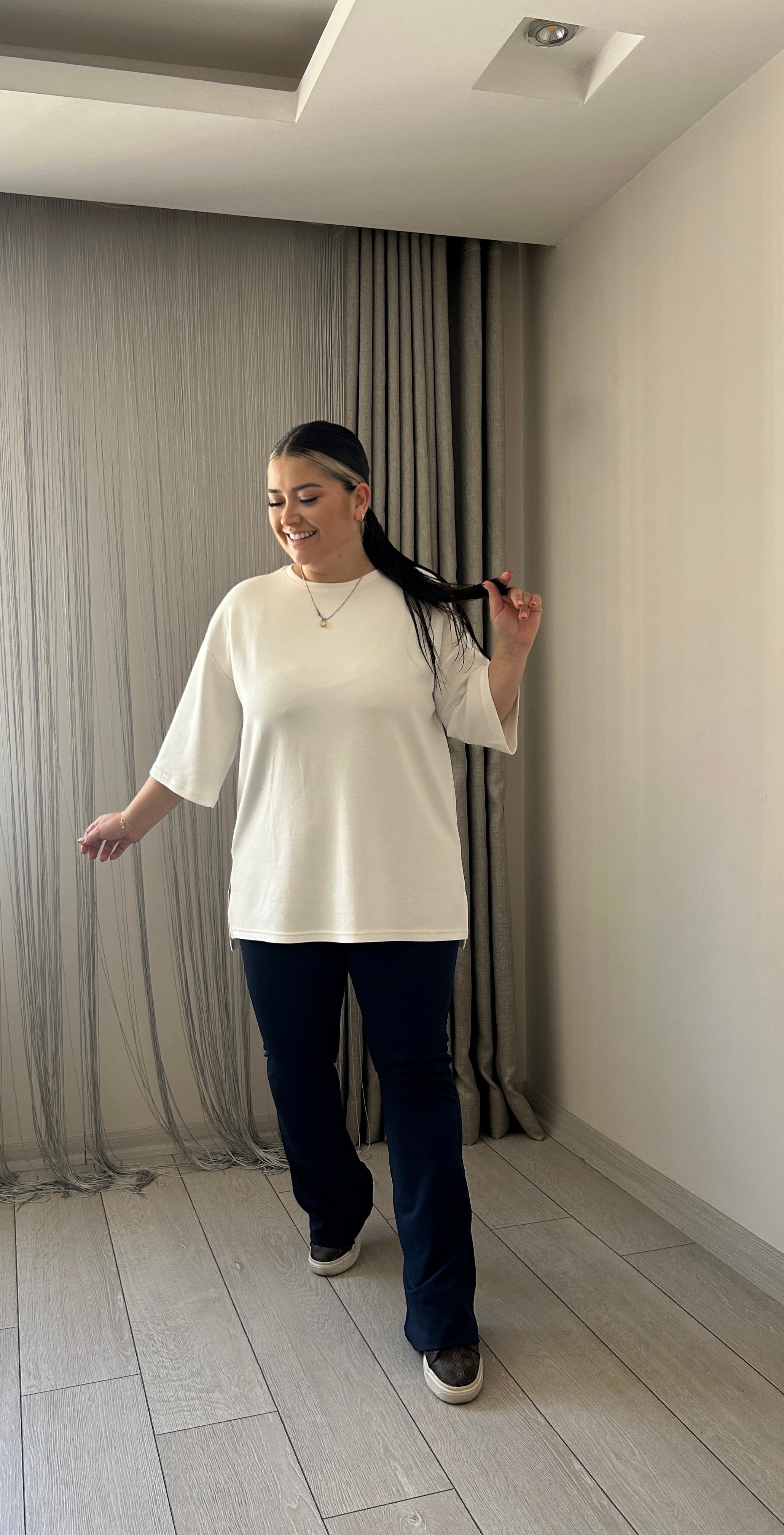 Beyaz Yırtmaçlı T-Shirt 