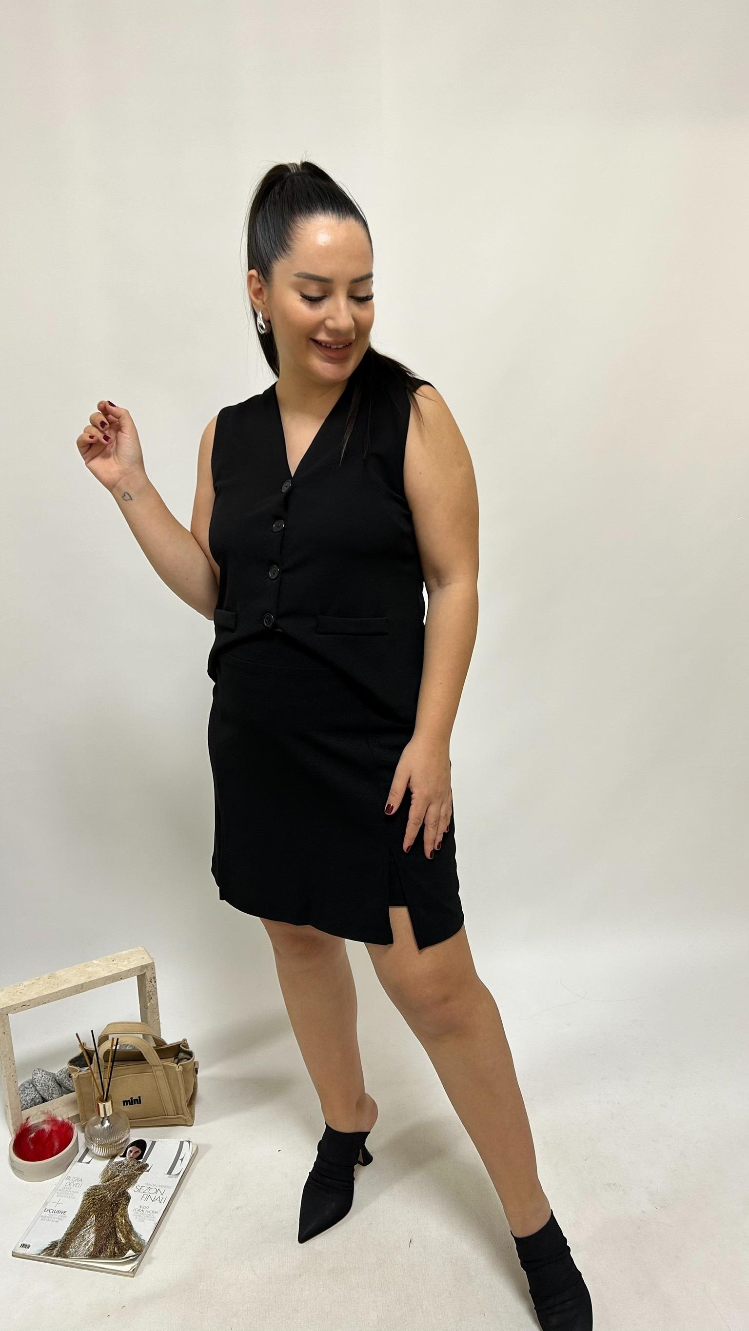 Çift Yırtmaçlı Siyah Şort Etek