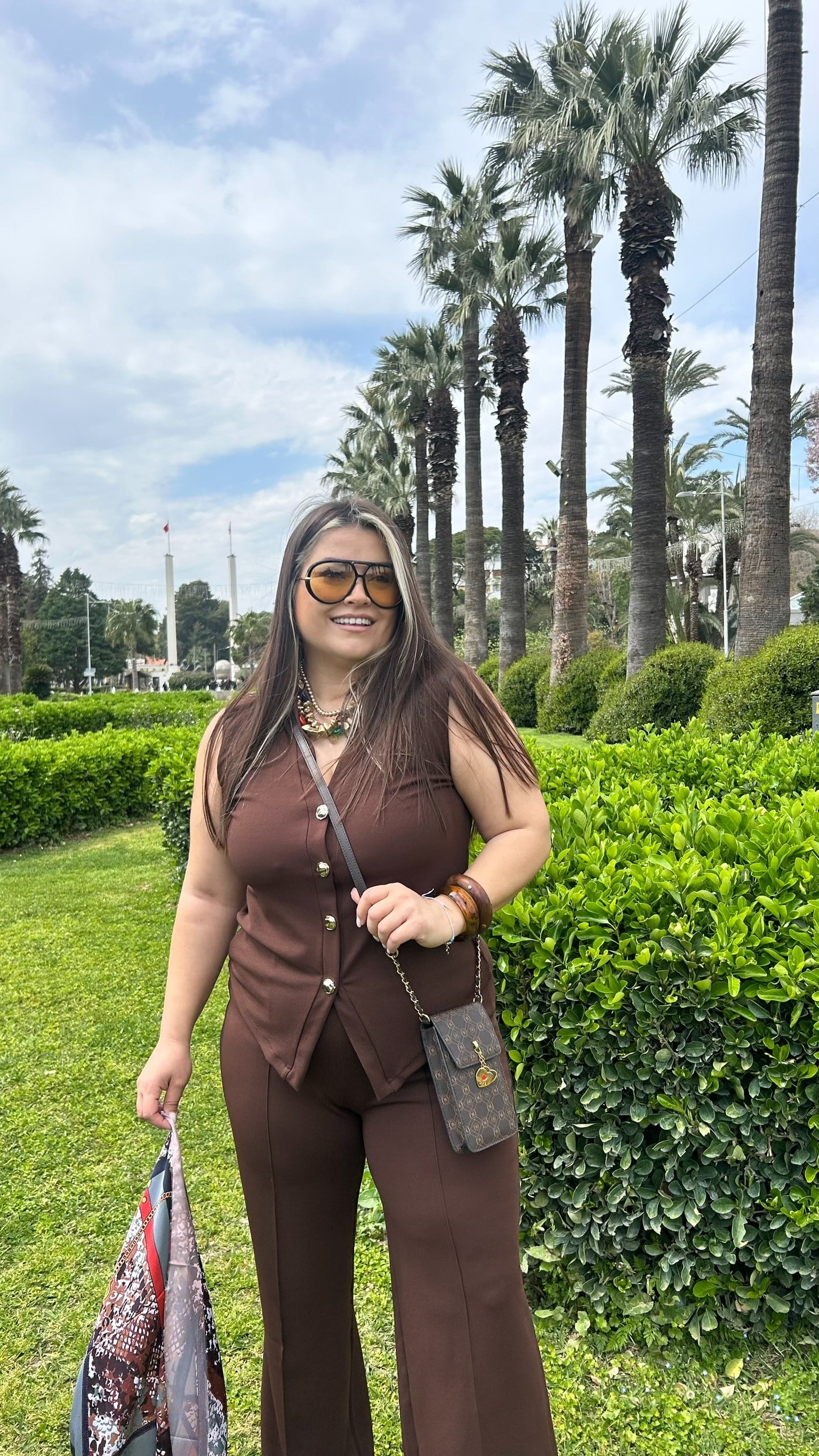 Gold Düğmeli Kahve Yelekli Takım