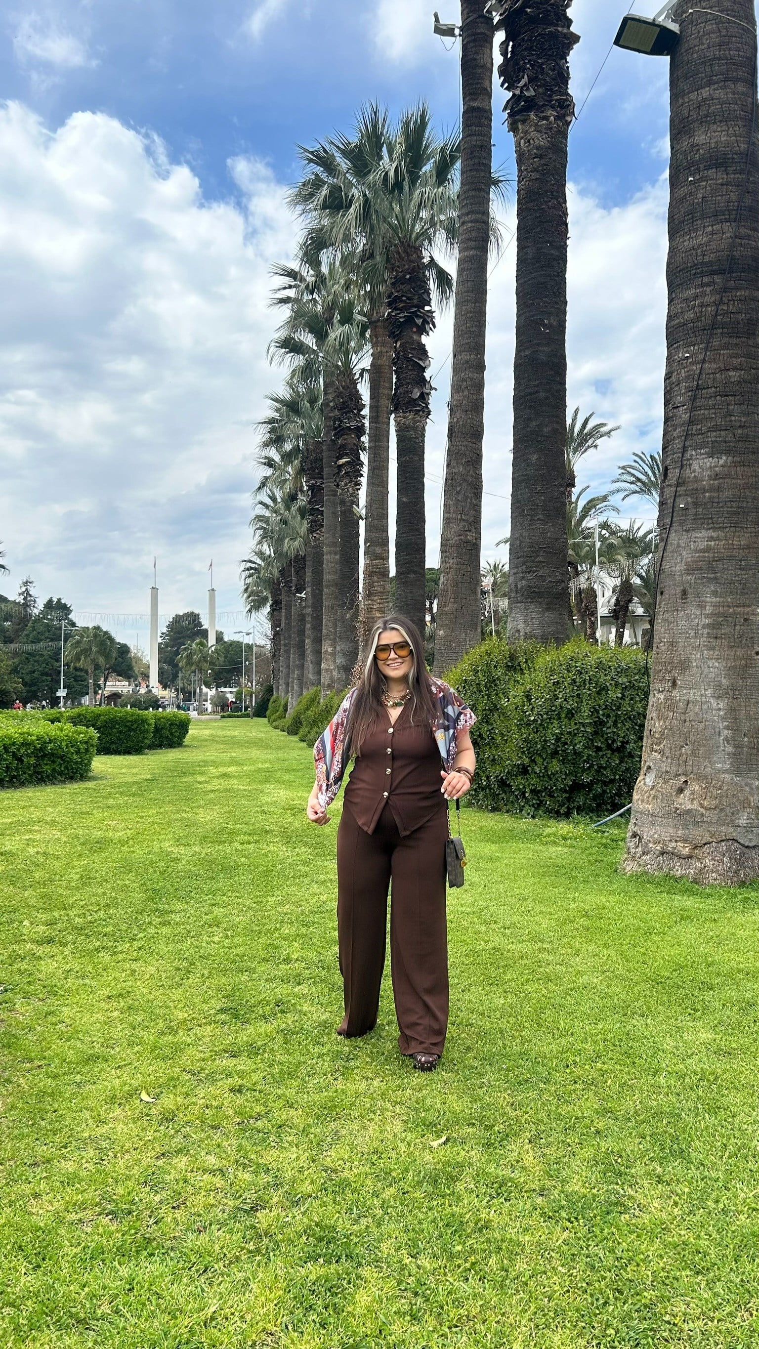 Gold Düğmeli Kahve Yelekli Takım