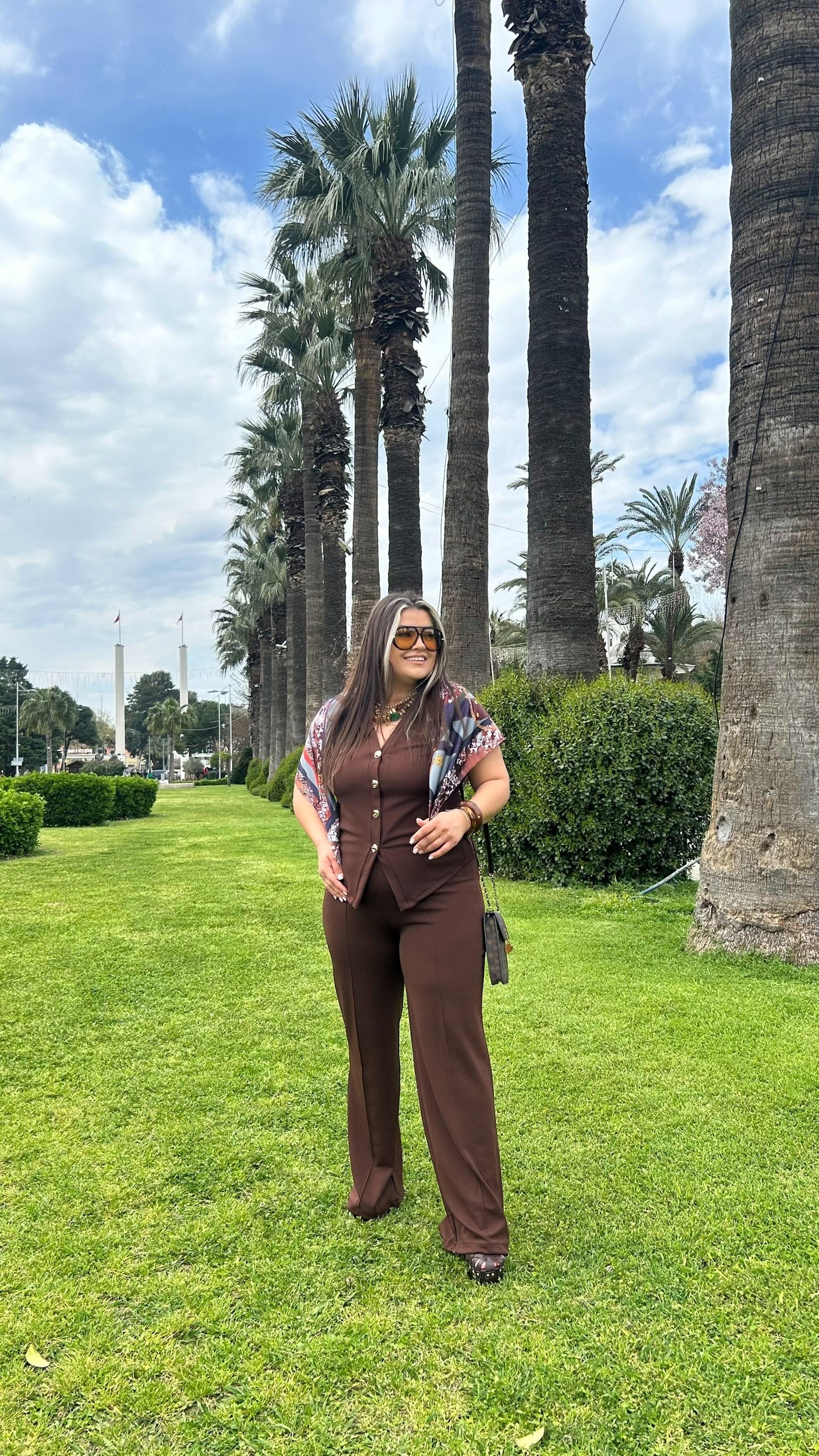 Gold Düğmeli Kahve Yelekli Takım