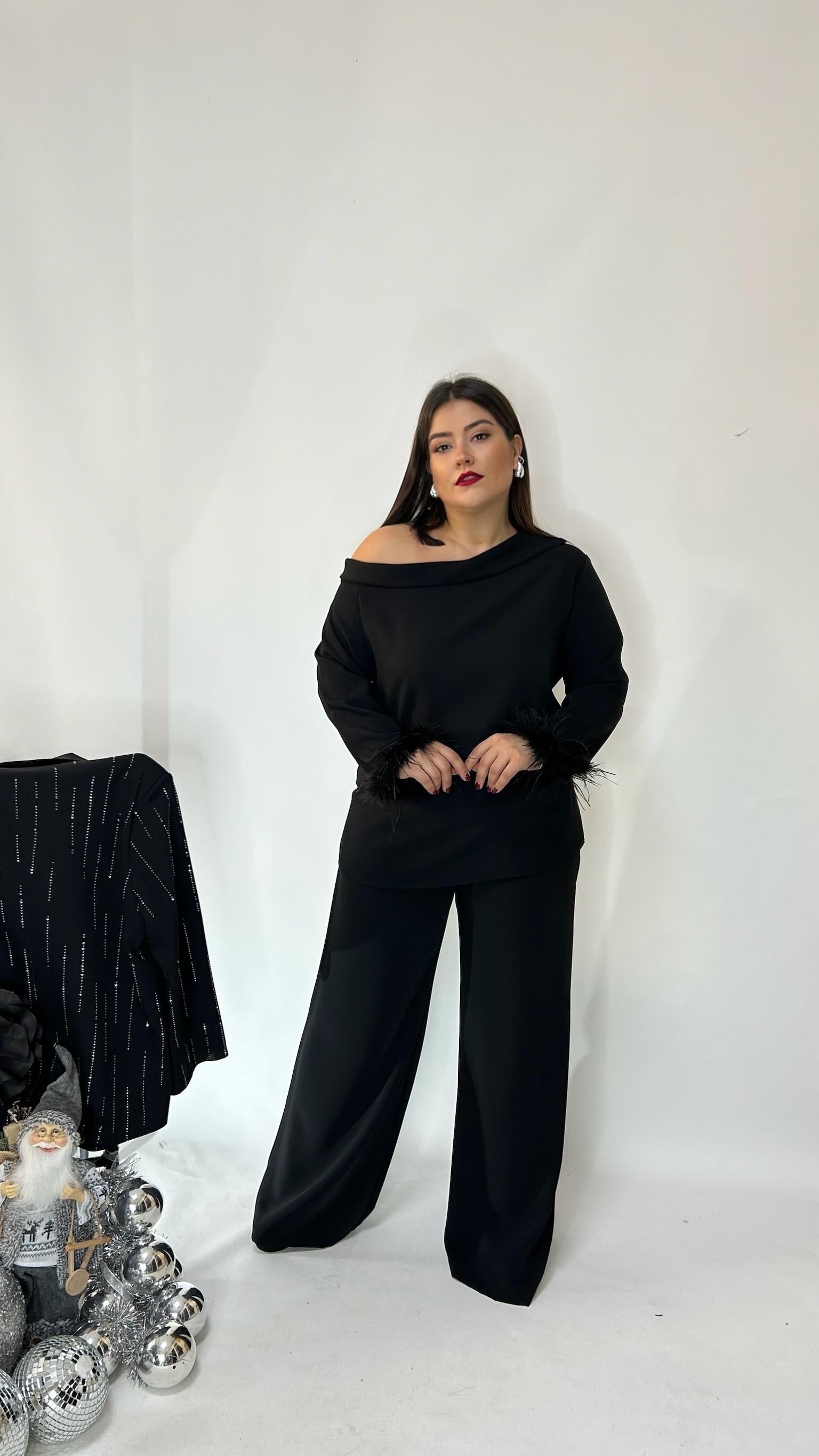 Otriş Detaylı Madonna Yaka Takım 