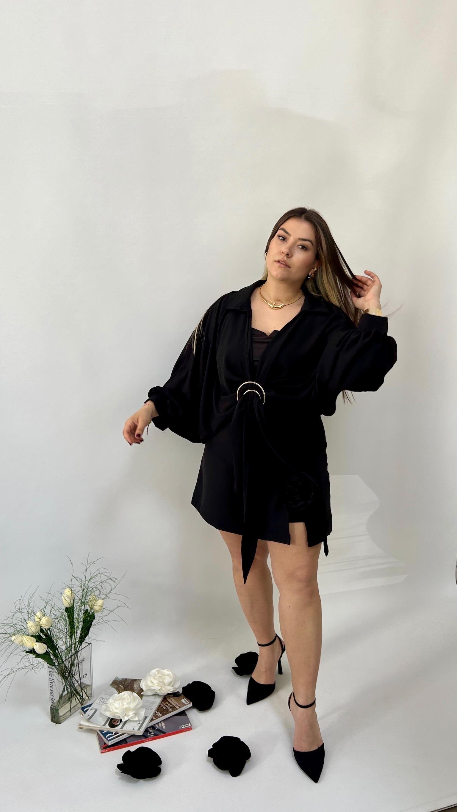 Siyah Gold Toka Detaylı Bluz 