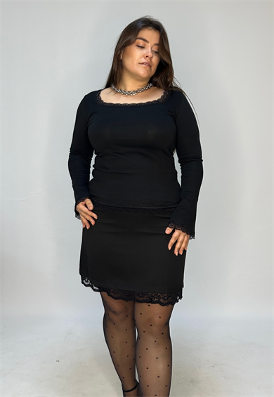 Siyah Dantel Detaylı Kare Yaka Modal Kumaş Bluz 