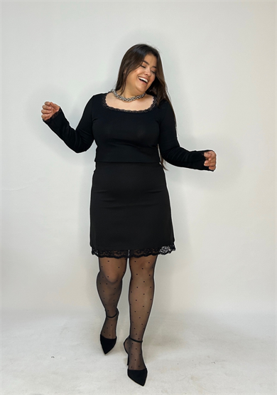 Siyah Dantel Detaylı Kare Yaka Modal Kumaş Bluz 