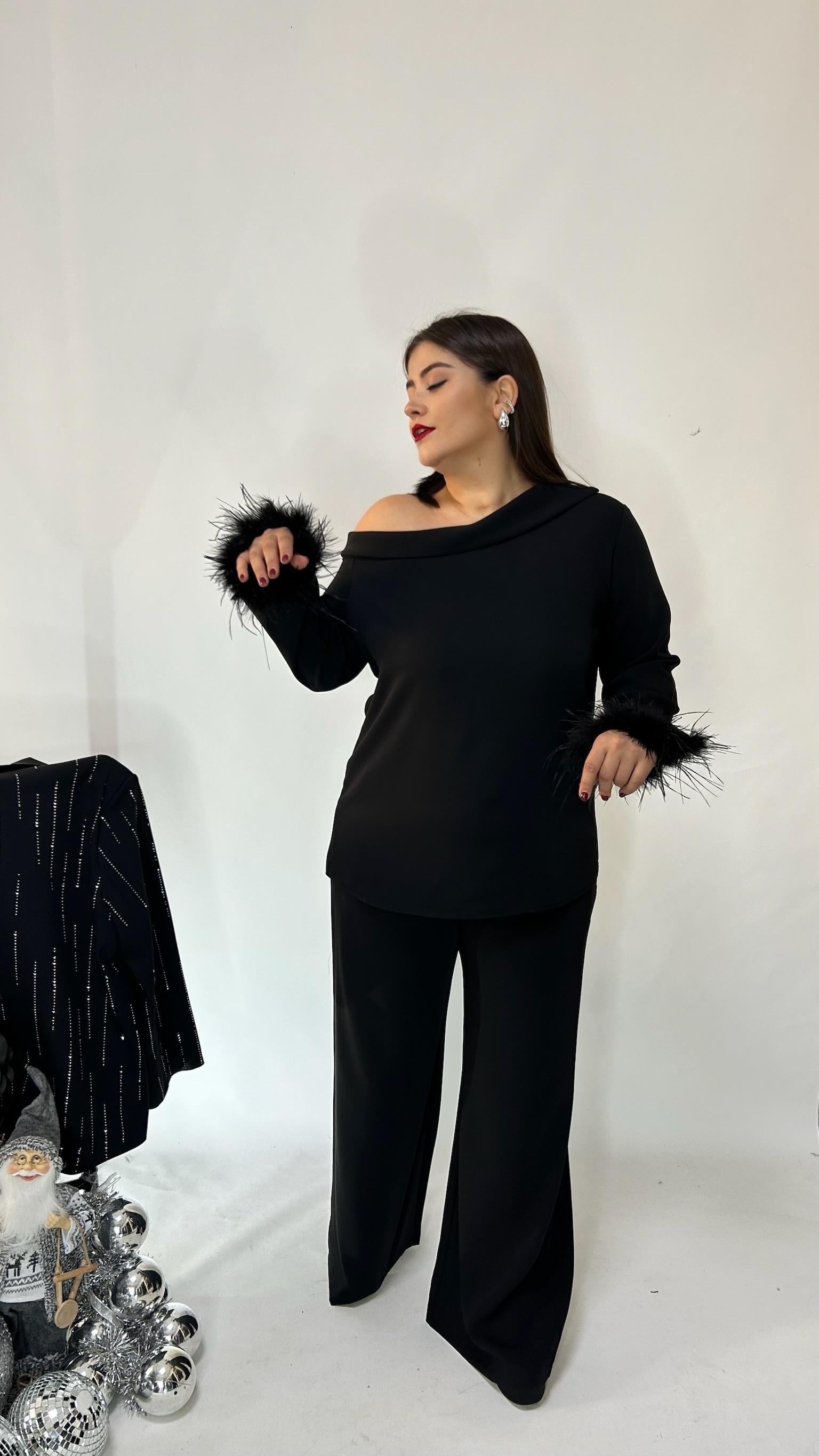 Otriş Detaylı Madonna Yaka Takım 