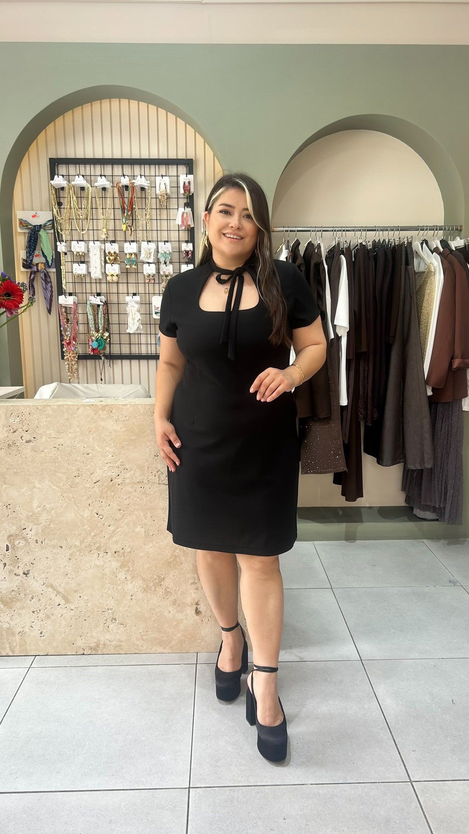 Siyah Bağlama Detaylı Elbise