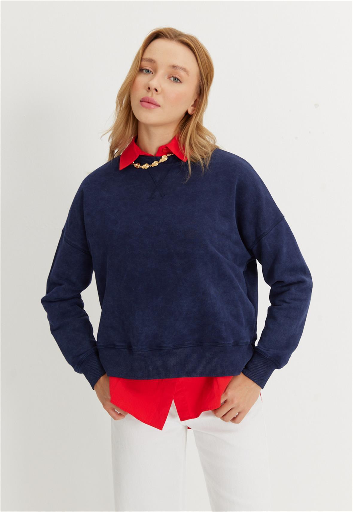 Kadın V Detaylı Efektli Lacivert Kısa Sweatshirt