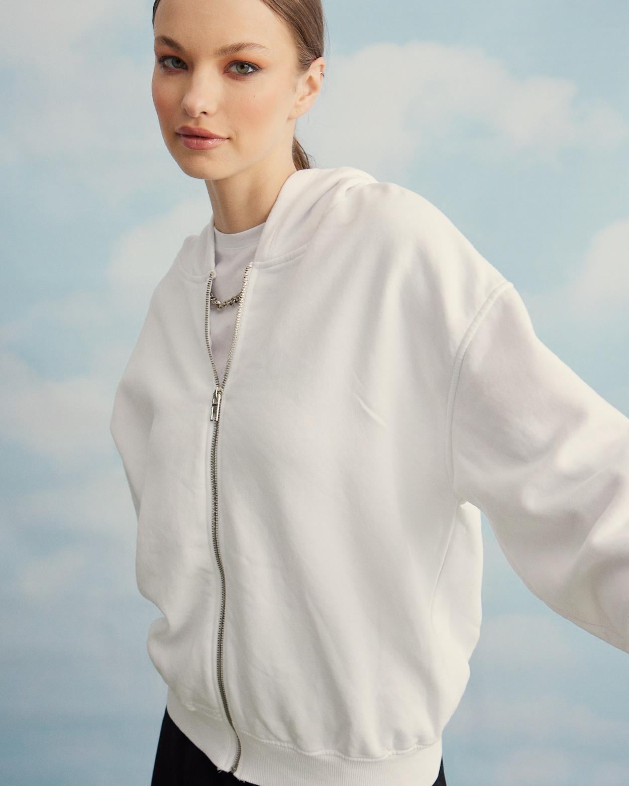 Kadın Beyaz Renk Fermuarlı Kapüşonlu Sweatshirt Hırka