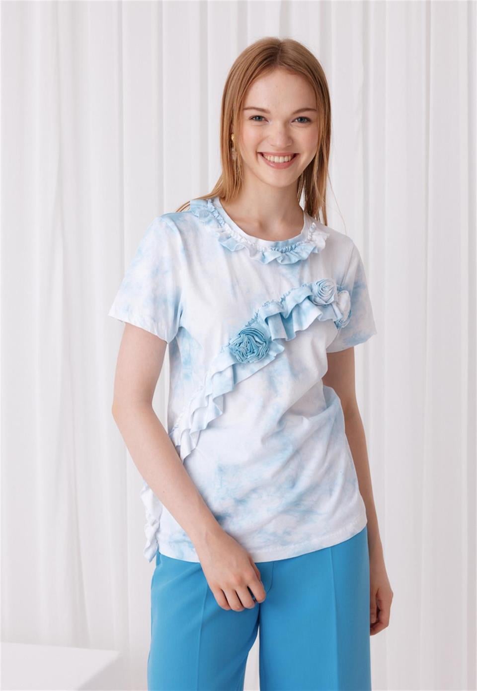 Kadın Mavi Renk Gül Ve Yaka Detaylı Kısa Kollu Yarı Batik T-Shirt