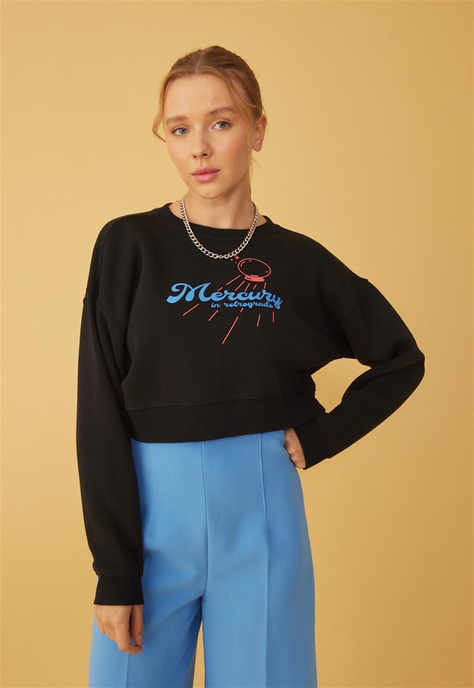 Kadın Siyah Renk Mercury Baskılı Crop Sweatshirt