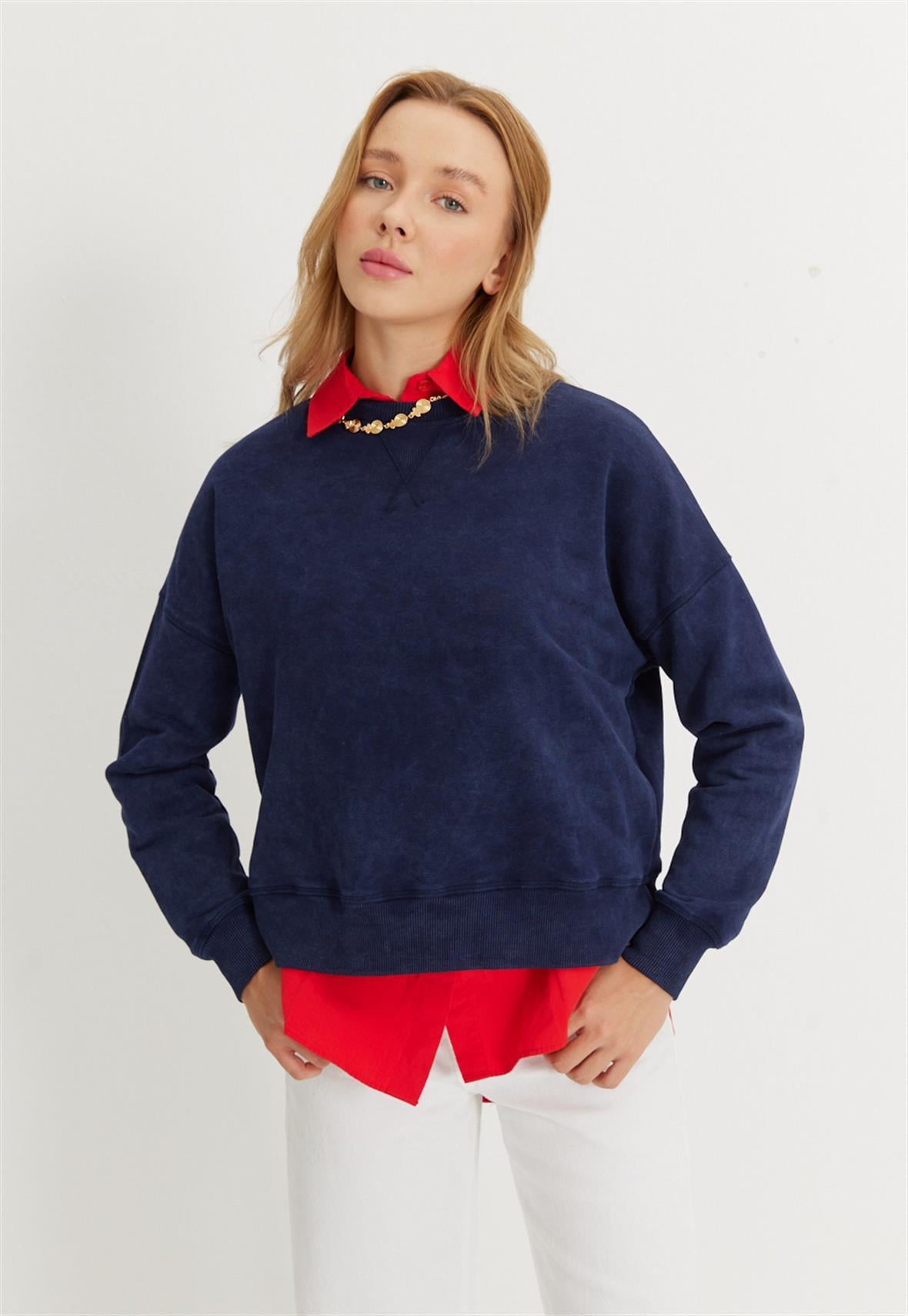 Kadın V Detaylı Efektli Lacivert Kısa Sweatshirt