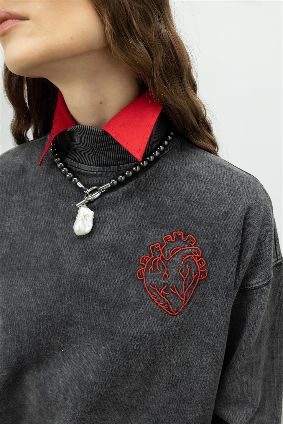 Kalp Nakış Baskılı Antrasit Renk Eskitmeli Yarım Balıkçı Yaka Sweatshirt