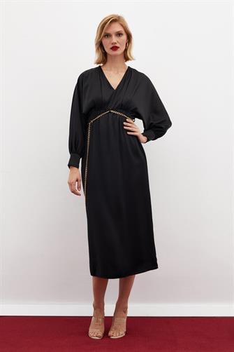 3012 Zincir Kemerli Saten Elbise - Siyah