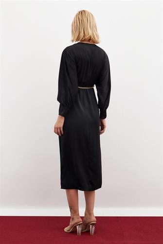 3012 Zincir Kemerli Saten Elbise - Siyah