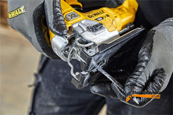 Dewalt DCS334NT Aküsüz Şarjlı Dekupaj Testere