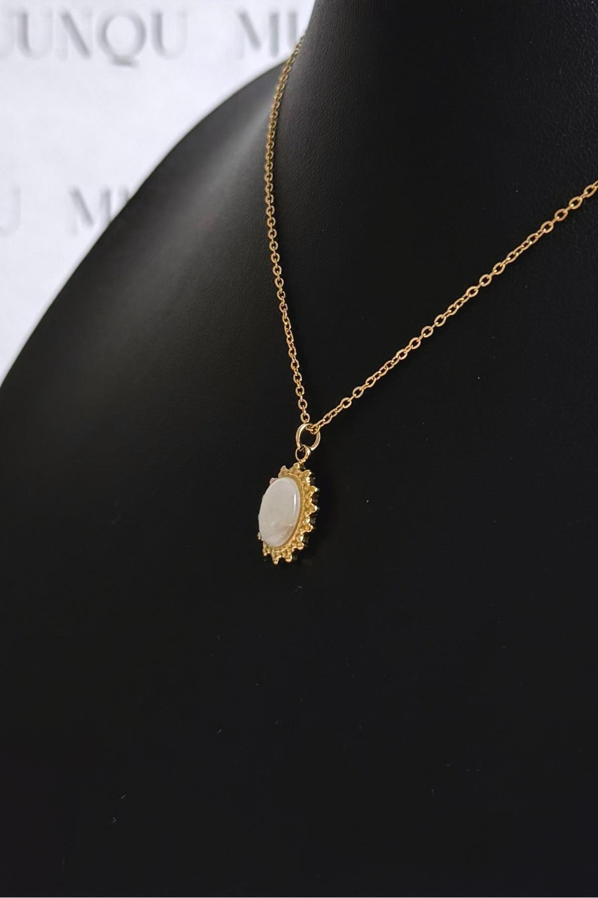 Gold Çelik Bej Taşlı Oval Motifli Vintage Kolye