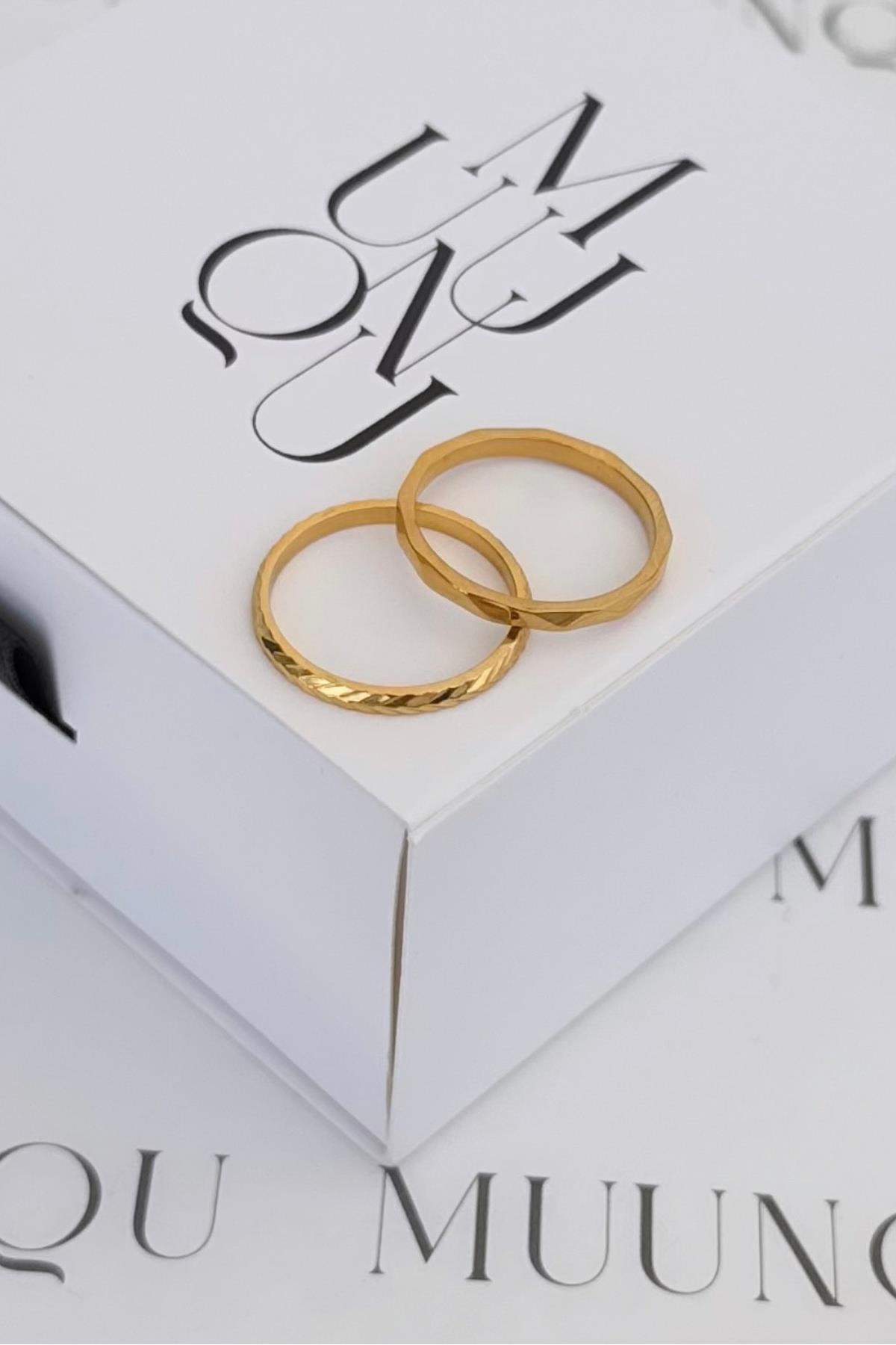 Gold Çelik Desenli İnce Kombin Yüzük