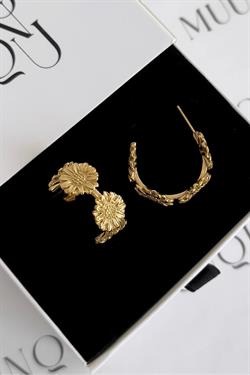 Gold Çelik Papatyalı Yarım Halka Küpe