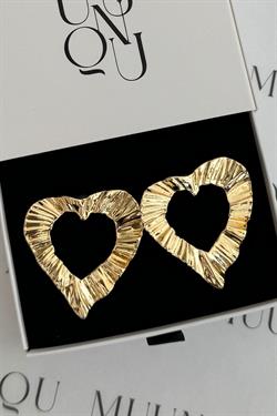 Gold Döküm Çizgili Kalp Küpe