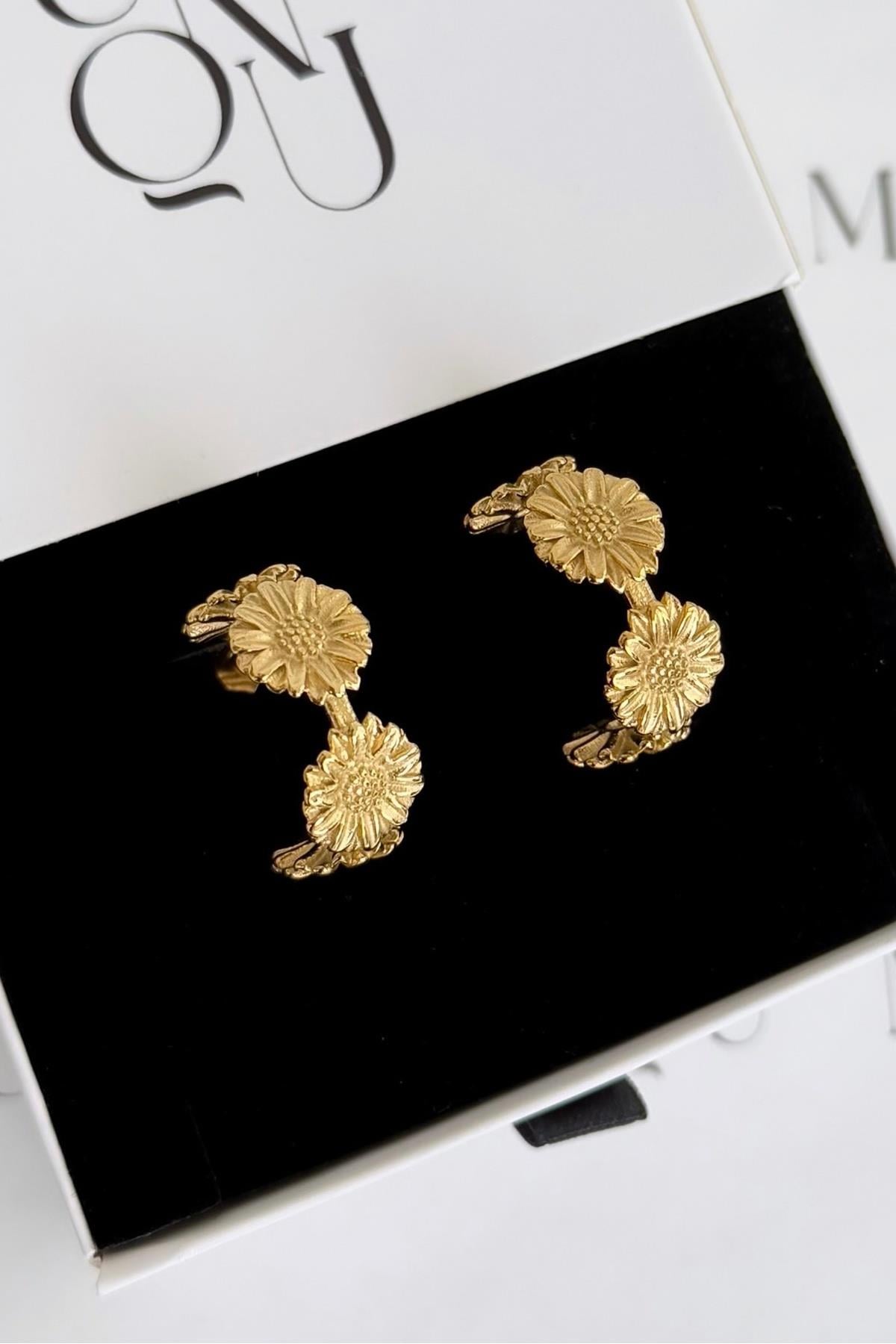 Gold Çelik Papatyalı Yarım Halka Küpe