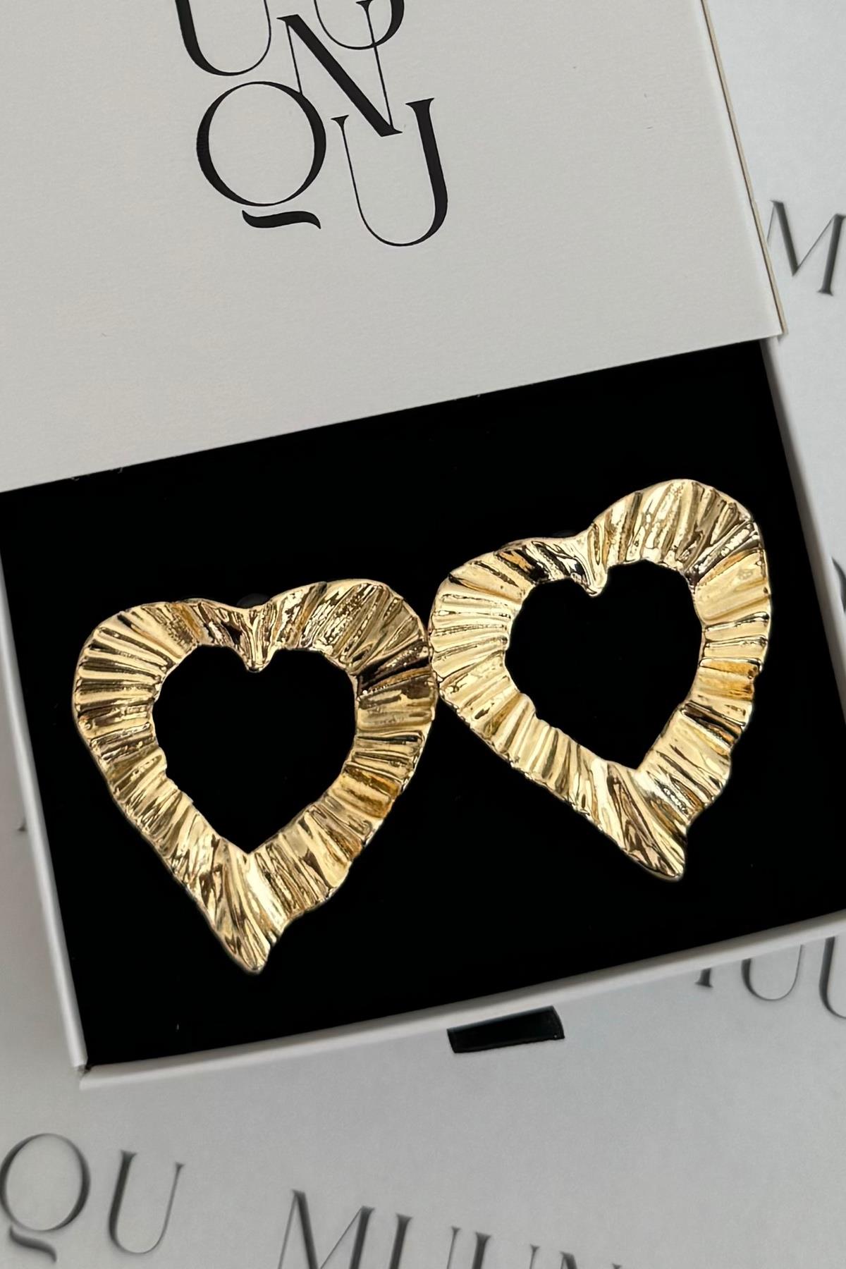 Gold Döküm Çizgili Kalp Küpe