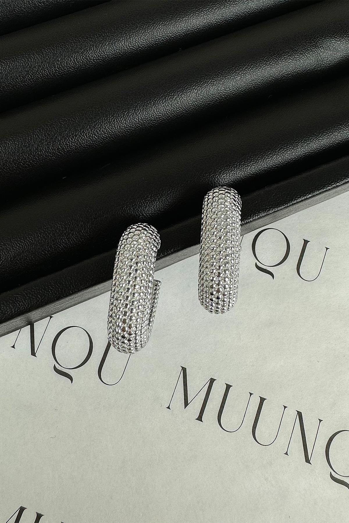 Gümüş Noktalı Yarım Oval Küpe