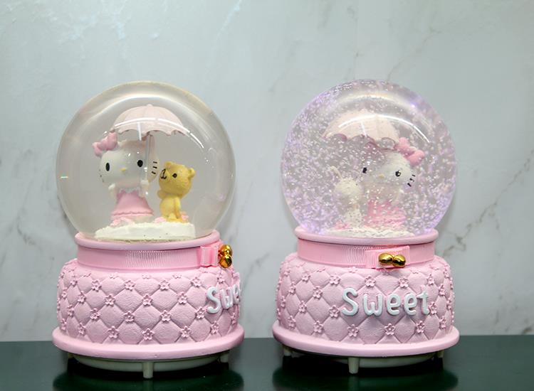 Hello Kitty İçi Dönmeli Püskürtmeli Işıklı Müzikli Kar Küresi Büyük Boy Model 1