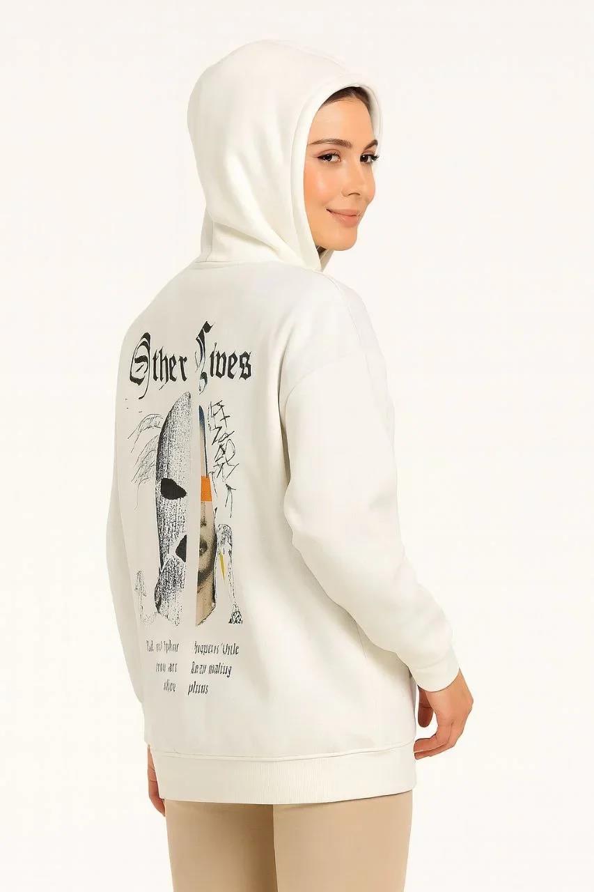 Kadın Oversize Üç İplik Şardonlu Kapüşonlu Sweatshirt – Beyaz “Other Lives” Ön ve Arka Baskılı, Kanguru Cepli, Ribanalı Rahat Kışlık Model Beyaz