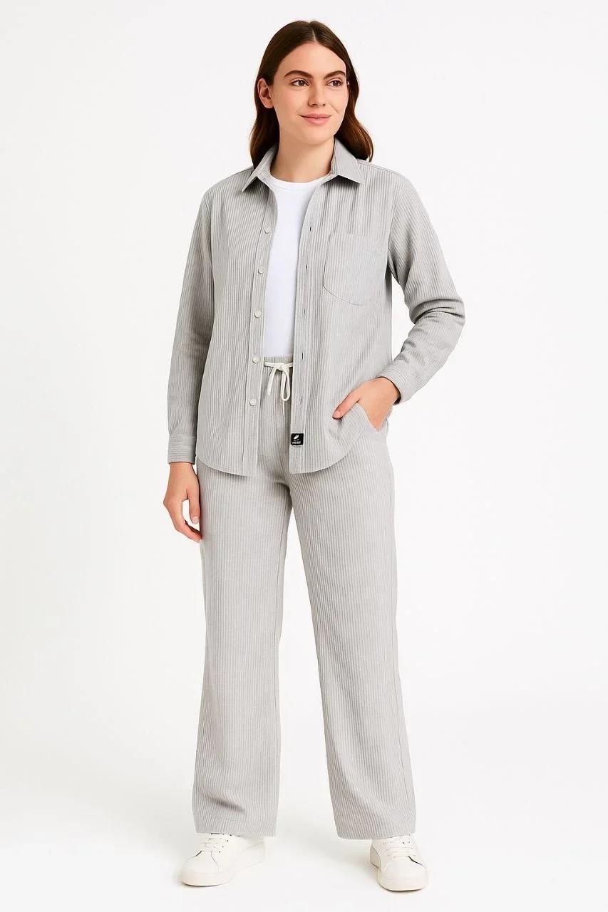 Kadın Kadife Oversize Takım – Gömlek ve Pantolon İkili Set Füme Corduroy Şıklığı, Rahat ve Zarif Duruş Yumuşak Dokulu Kadife Kumaş, Düğmeli Gömlek Üst ve Lastikli Pantolon Alt Parça ile Gün Boyu Konfor- Gri