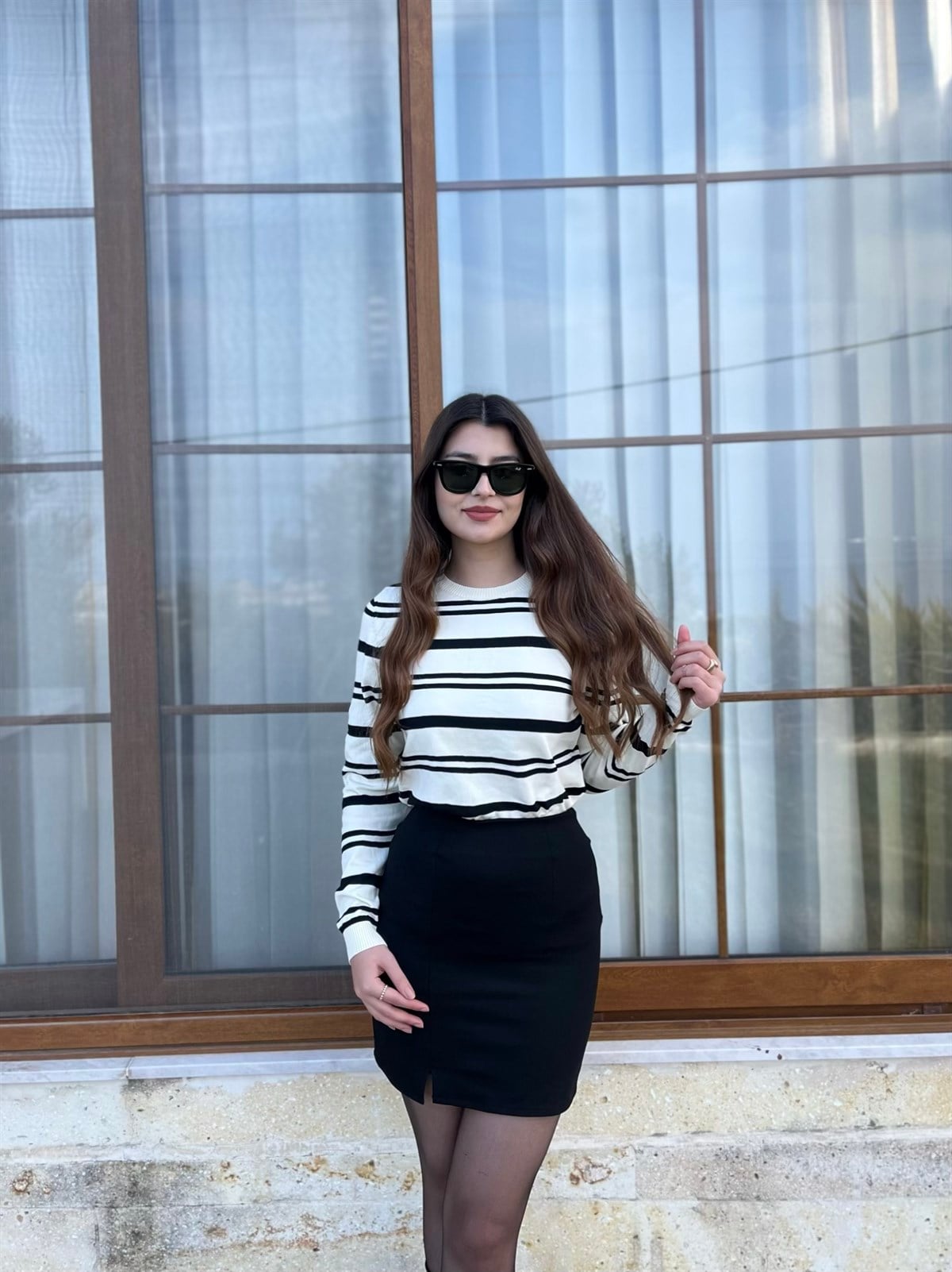 SİYAH YIRTMAÇ DETAYLI MİNİ ETEK