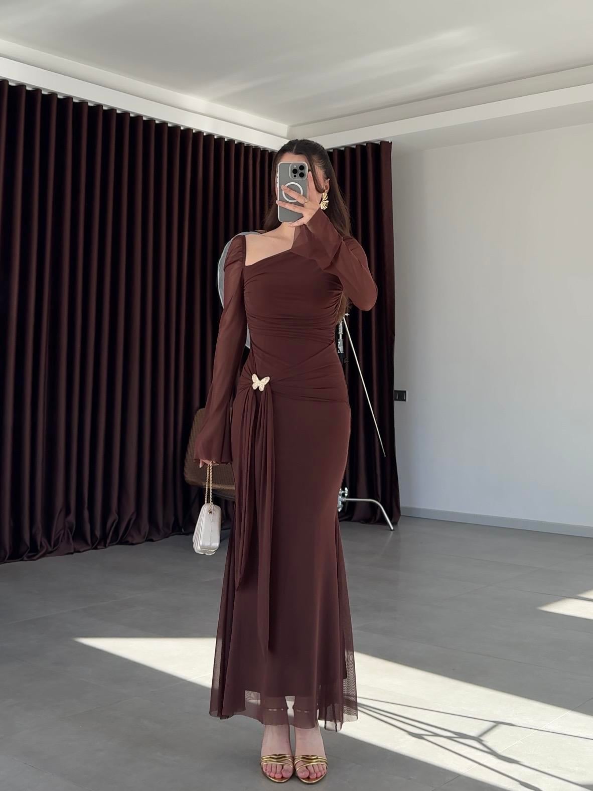Kahve Kelebek Broş Detaylı Elbise