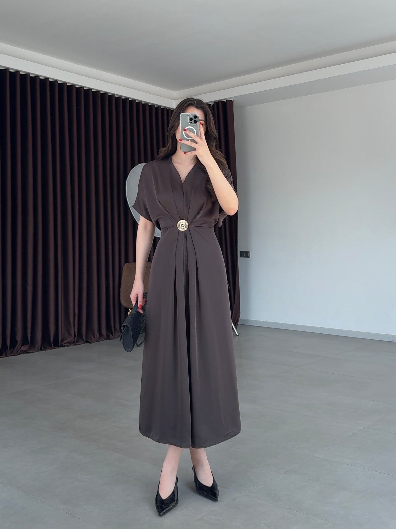 Kahverengi Düşük Kollu Broş Detaylı Saten Elbise