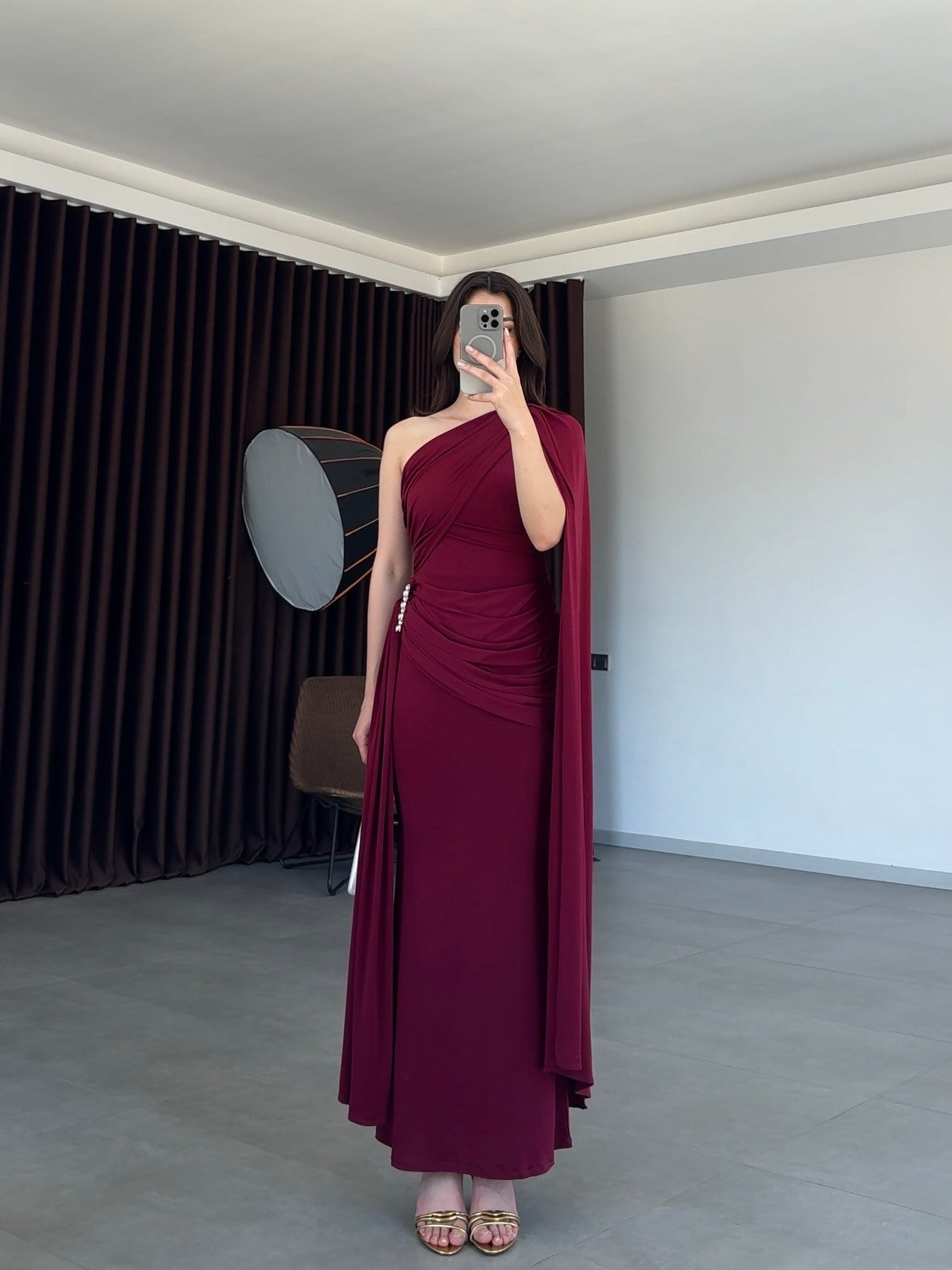 Rosalin Tek Kol Şallı Uzun Drape Detaylı Elbise- Bordo