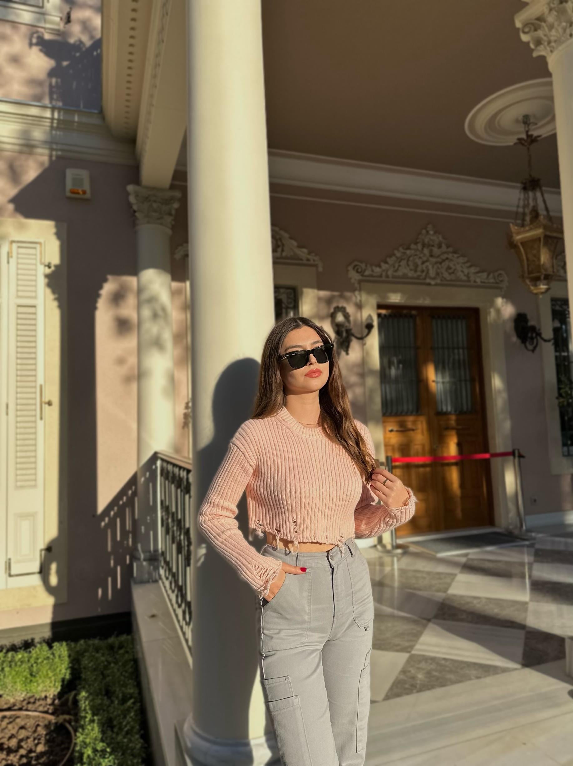 PEMBE YIRTIK DETAYLI KAZAK