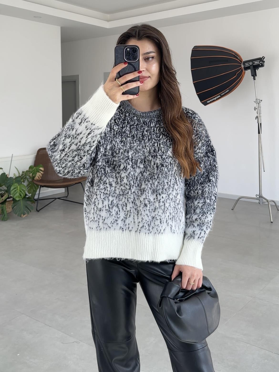 LACİVERT RENK GEÇİŞLİ KAZAK