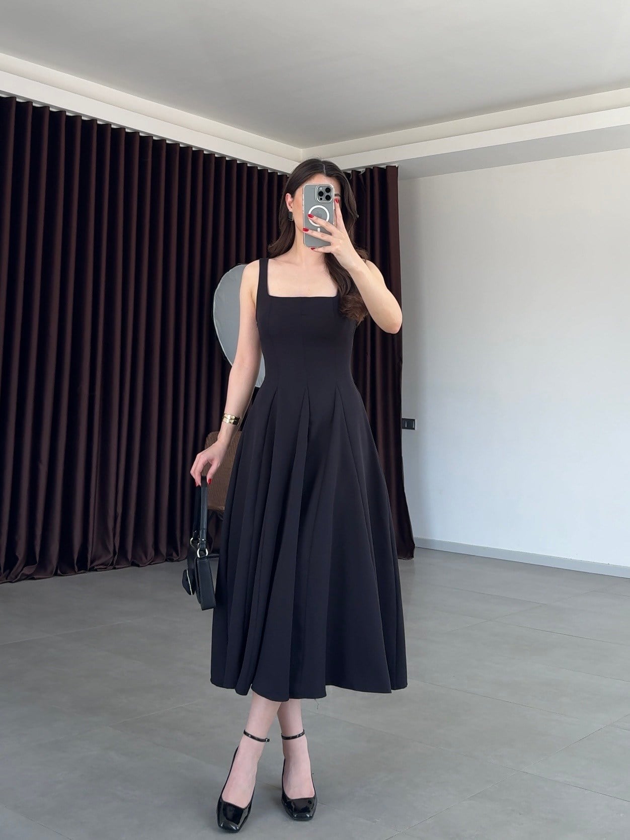 Siyah Kare Yaka Arkadan Bağlama Detaylı Elbise