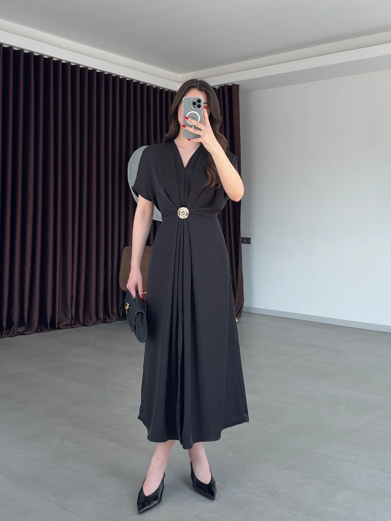 Siyah Düşük Kollu Broş Detaylı Saten Elbise