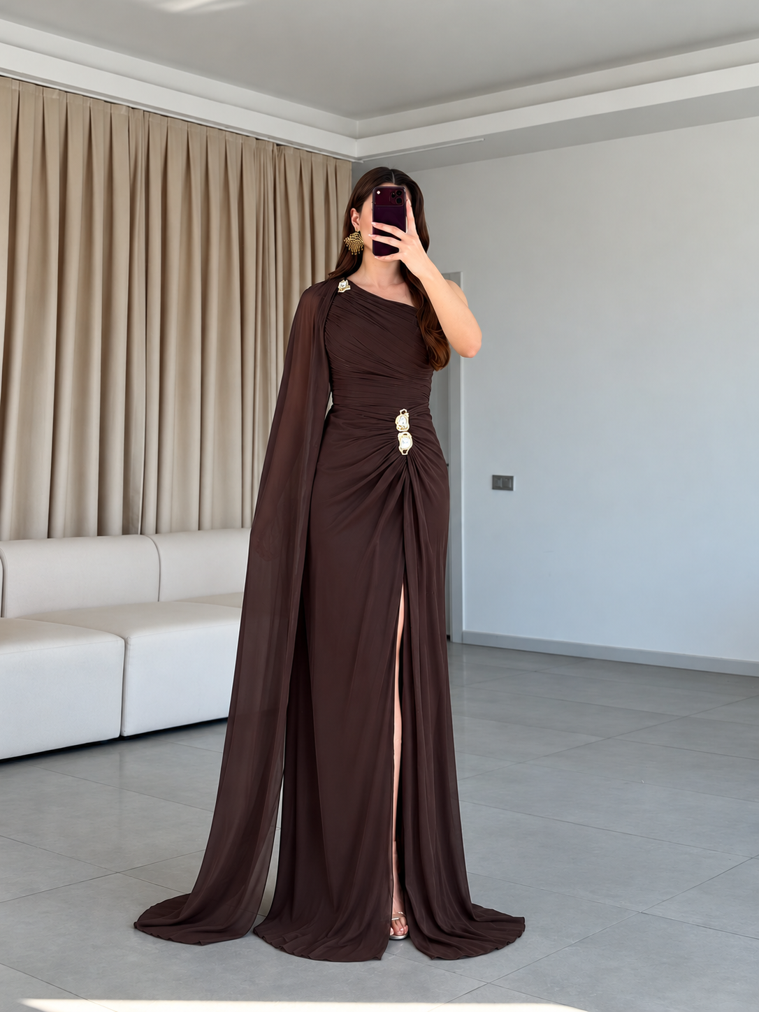 Marvella Kahverengi Tek Omuz Drapeli Pelerinli Taş Broş Detaylı Abiye Elbise