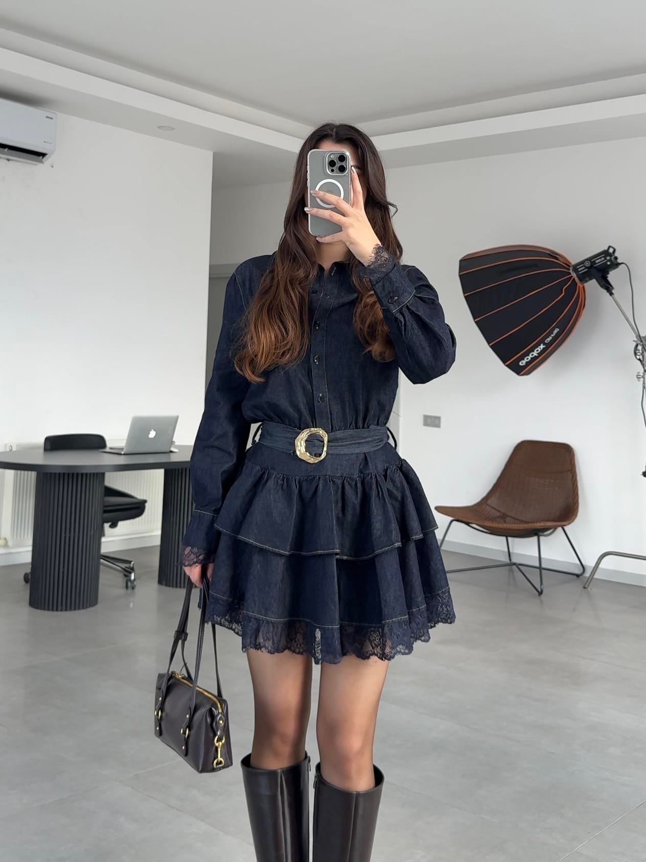 Kolları ve Etek Ucu Dantel Detaylı Kemerli Denim Elbise