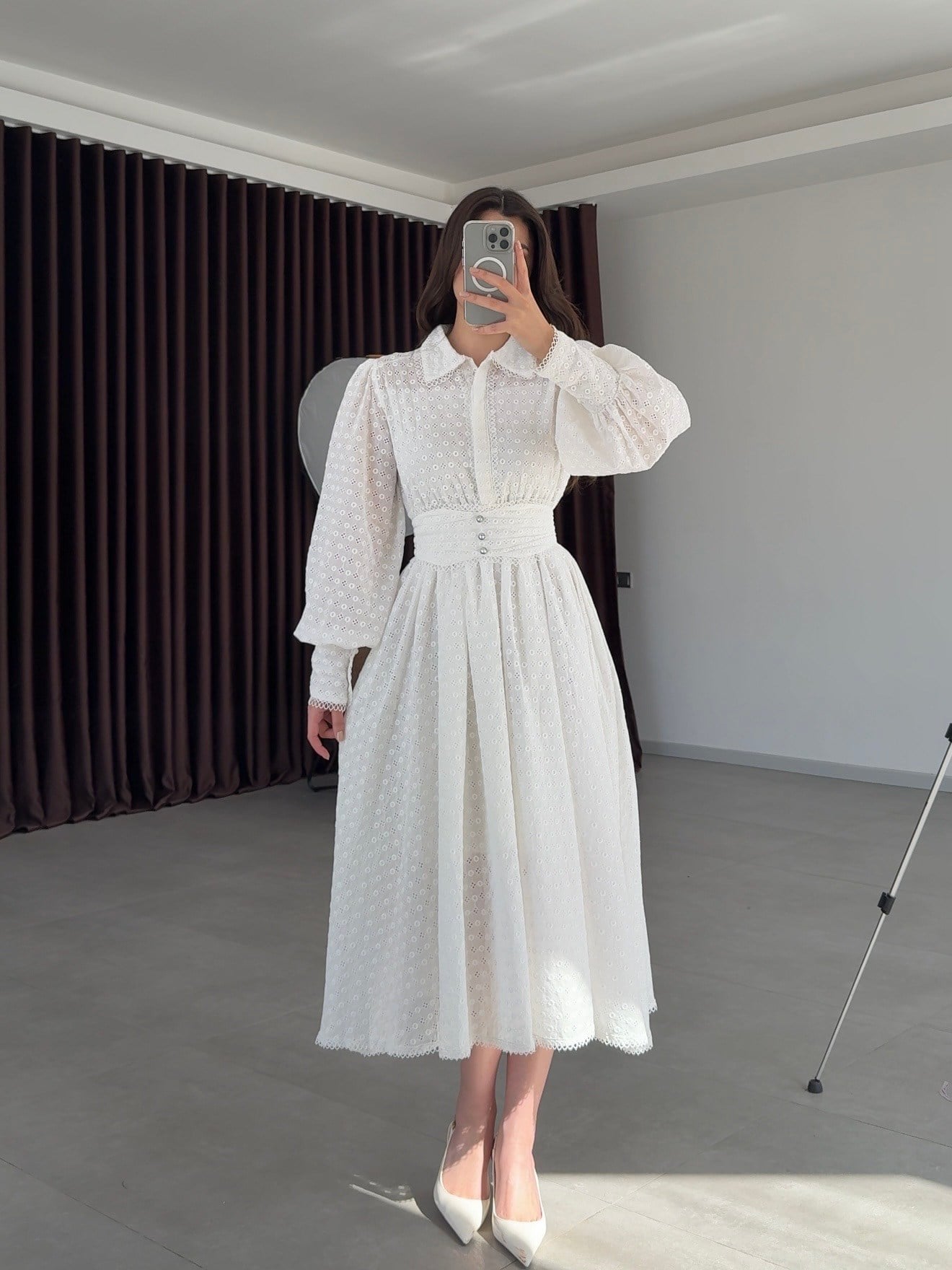 Beyaz Brode Kemerli Fisto Elbise