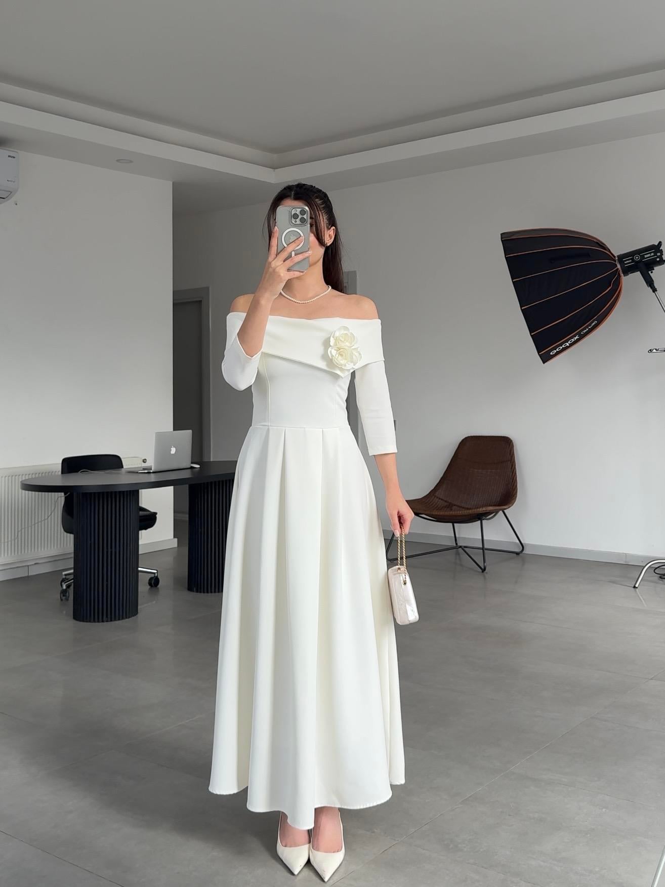 Çıkarılabilir Gül Detaylı Madonna Yaka Elbise