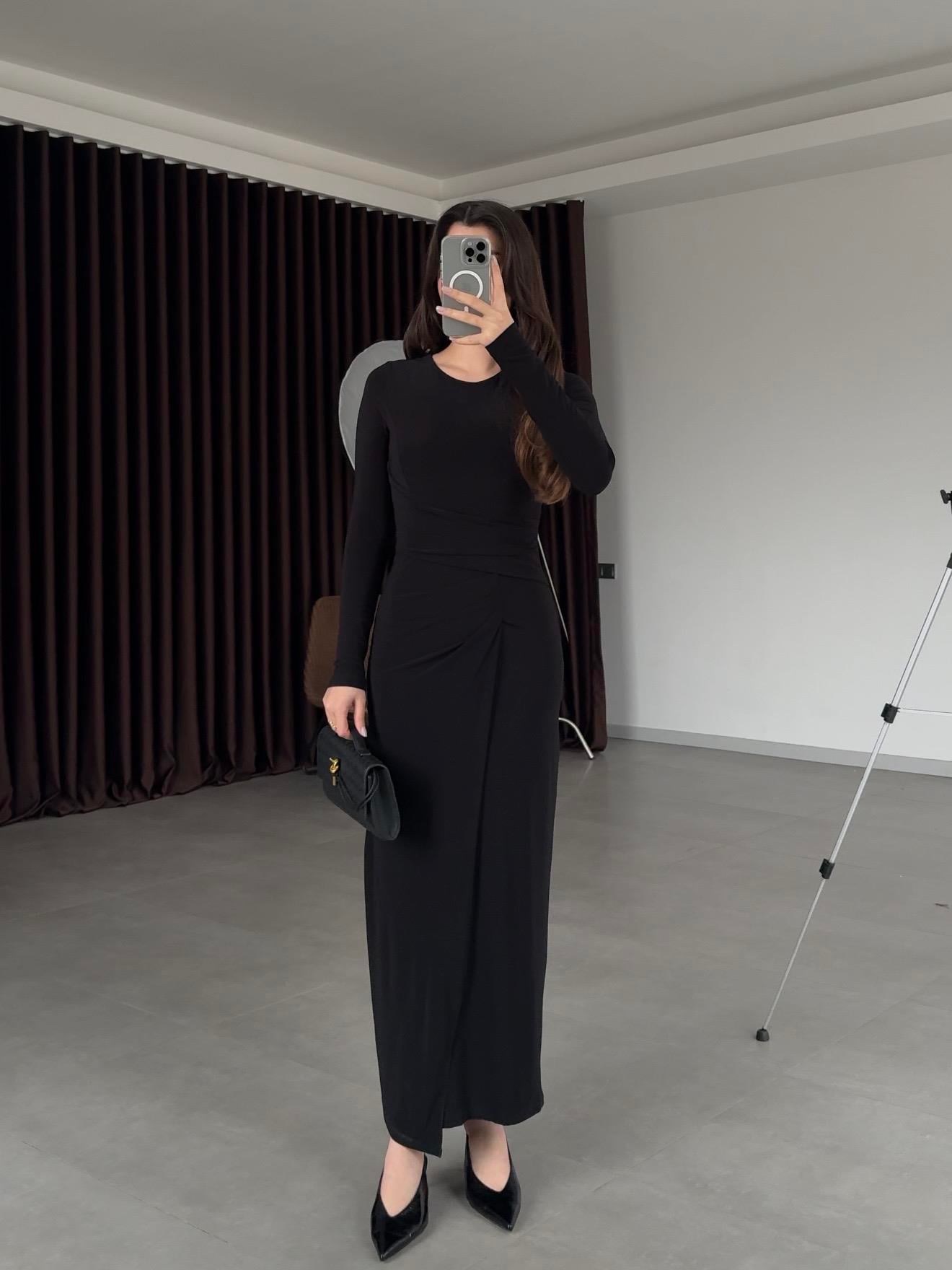 Siyah Önü Drapeli Yırtmaçlı Elbise