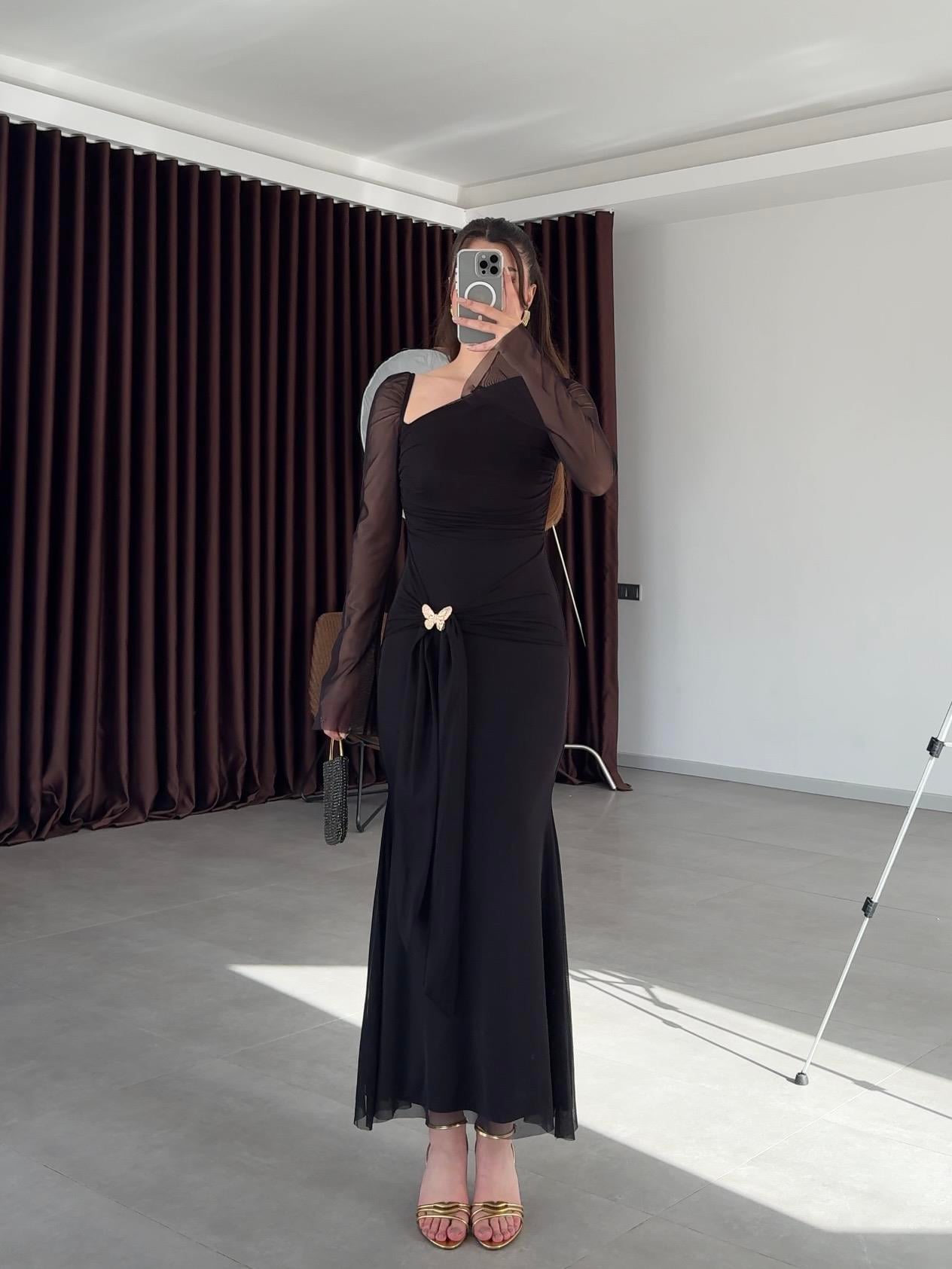 Kelebek Broş Detaylı Elbise- Siyah