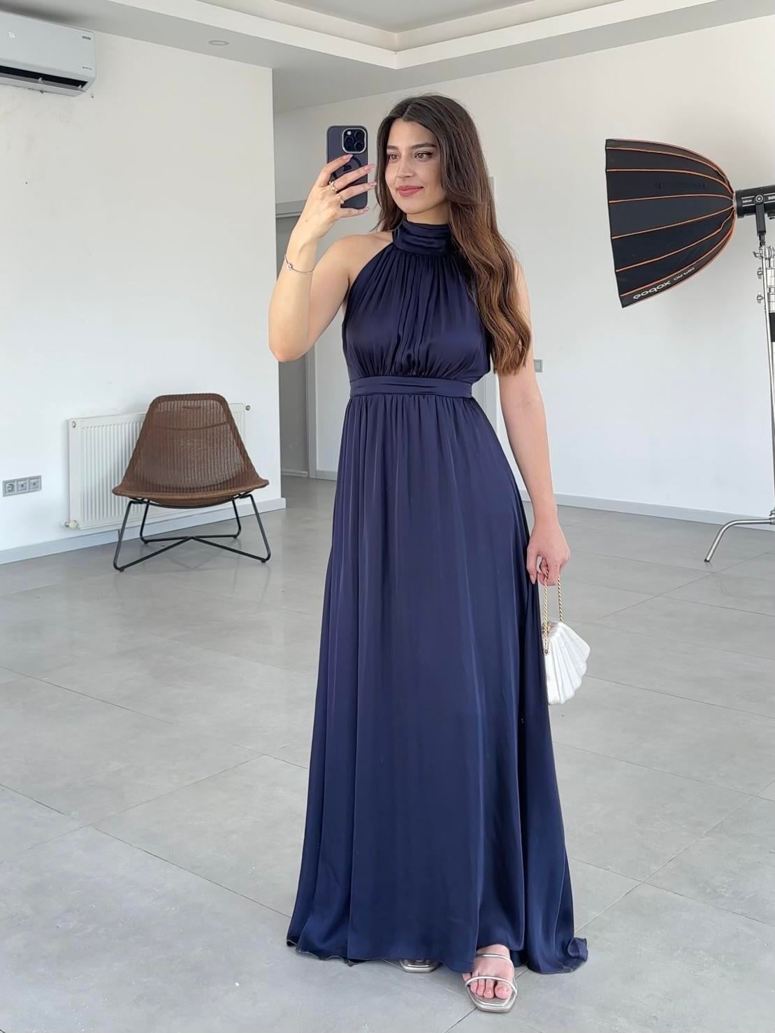 LACİVERT HALTER YAKA YIRTMAÇLI MAXİ SATEN ELBİSE