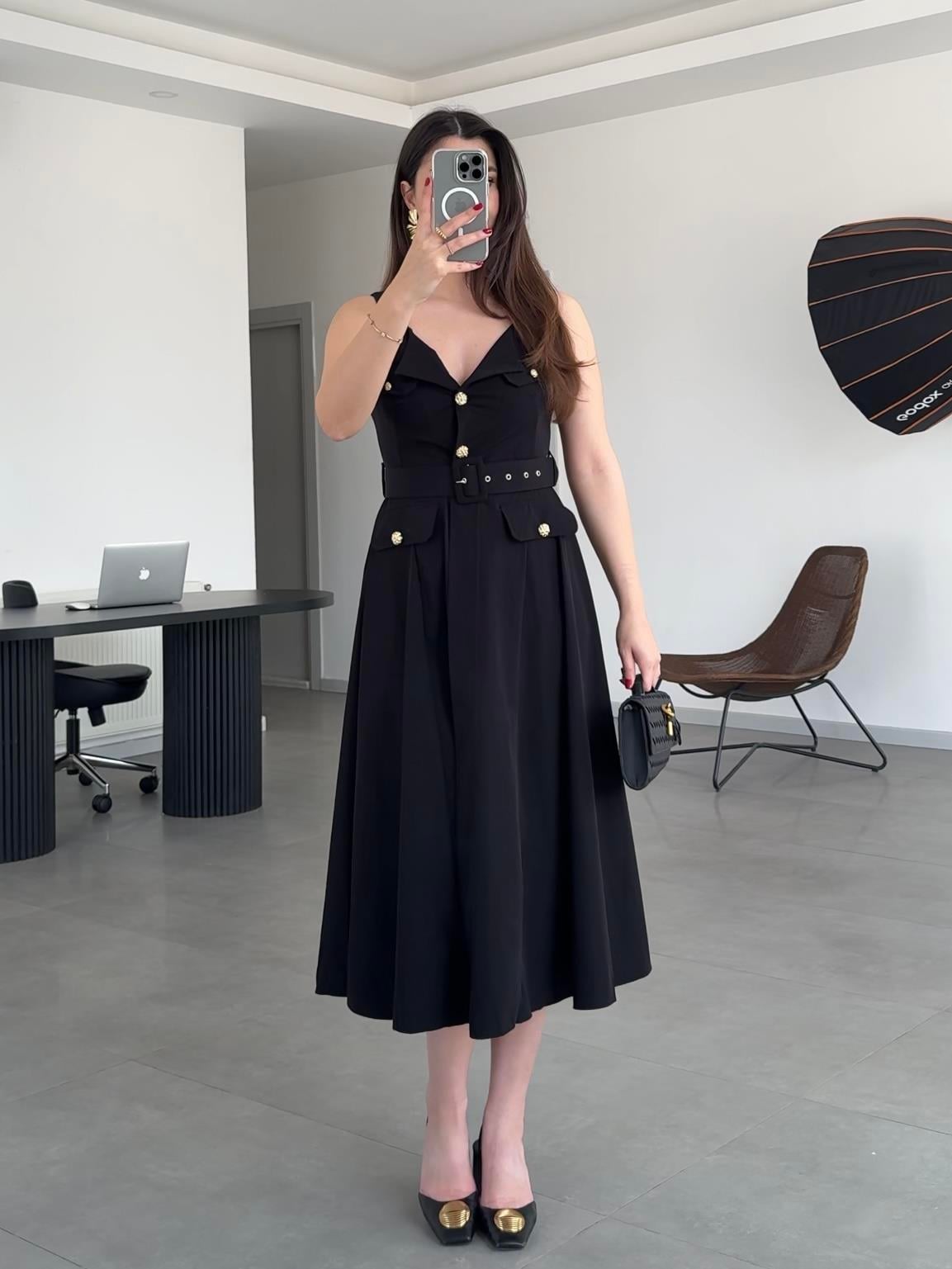 DÜĞME DETAYLI SİYAH KEMERLİ ELBİSE