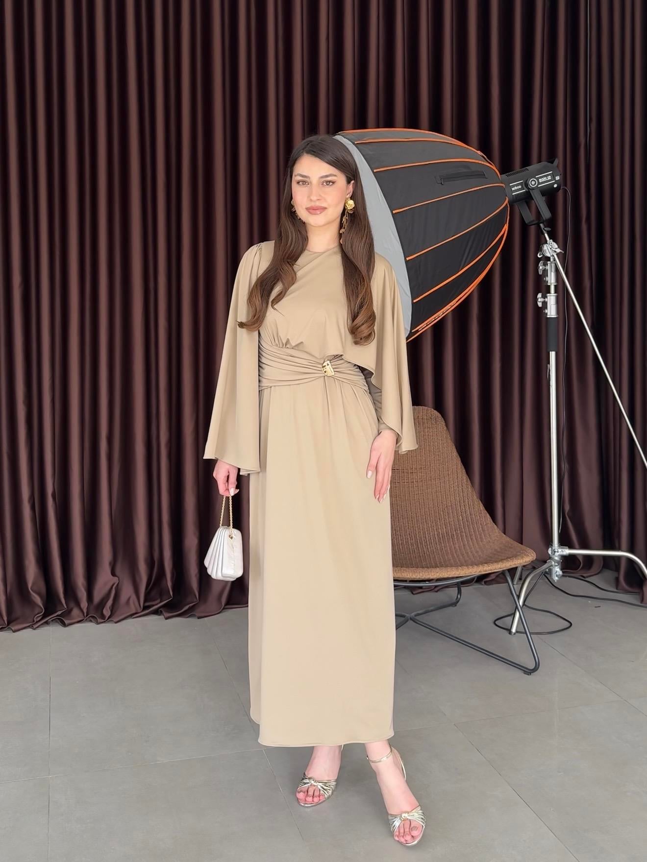 Kolları Pelerinli Gold Broşlu Elbise