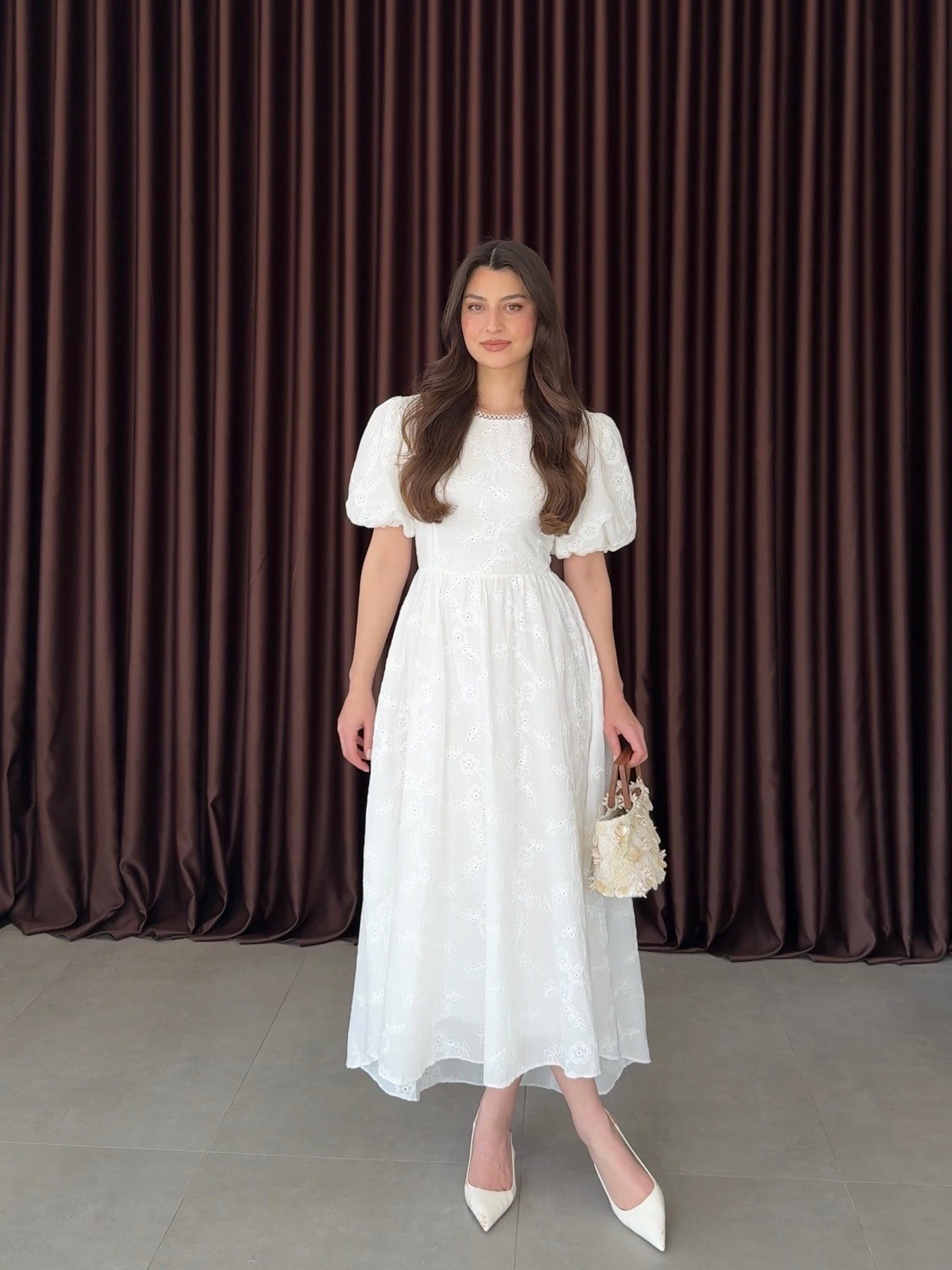 Beyaz Arkası Bağlamalı Brode Elbise 