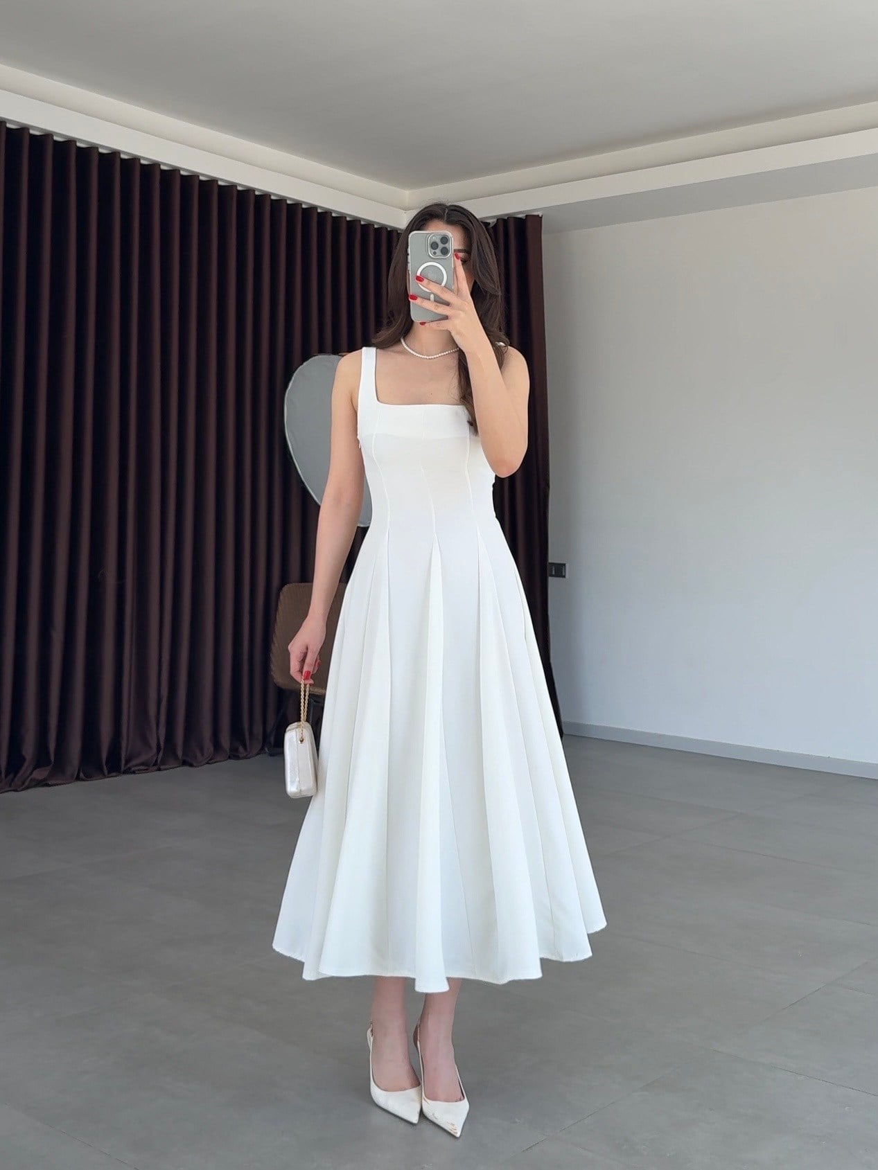 Beyaz Kare Yaka Arkadan Bağlama Detaylı Elbise