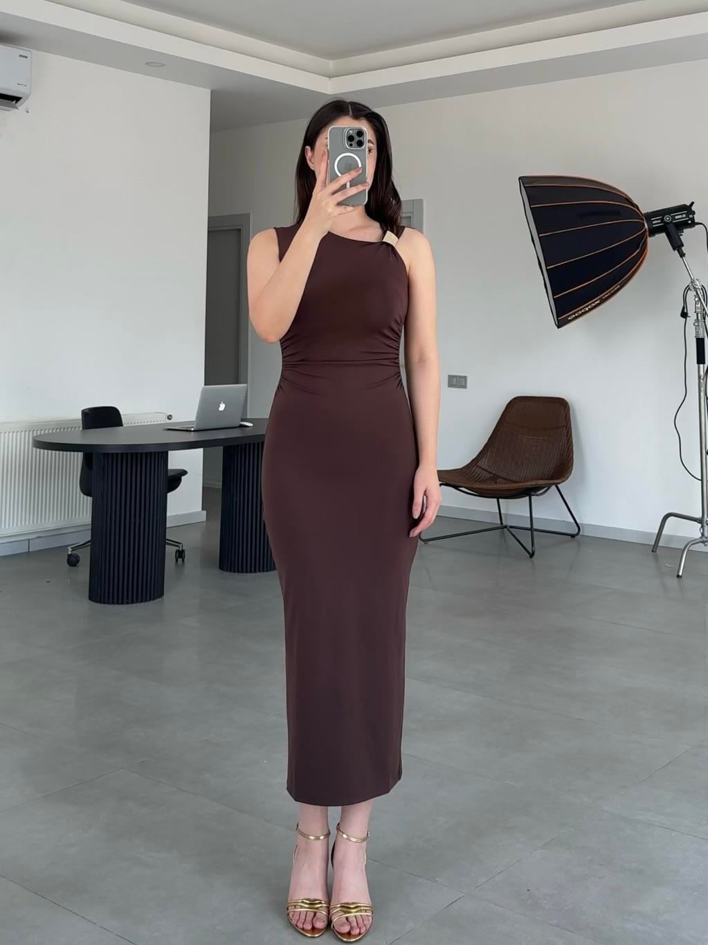 GOLD TOKALI TEK OMUZ MİDİ ELBİSE-Kahverengi